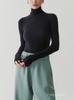 Camiseta de punto de cuello alto gris para mujer en otoño e invierno, Suéter ajustado suave y ceroso de cuello alto con diseño y top elegante