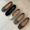 Novos sapatos baixos estilosos para 2026 com aumento interno de altura, elegantes e adequados para o trabalho, sapatos baixos slip-on de bico fino para mulheres, bico quadrado, com detalhe de laço e sola reta