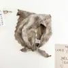 Bufanda triangular de algodón y lino lavada con efecto desgastado estilo japonés con exquisito borde de encaje bordado, pañuelo para la cabeza y bufanda para el cuello suaves e inspirados en lo vintage