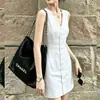 Vestido blanco sin mangas estilo coreano para mujer, verano 2026, de un solo pecho, cuello en V, entallado a la cintura, adelgazante, vestido corto tipo top sin mangas para petite