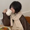 Bufanda Suave y Esponjosa de Punto de Lana de Alta Calidad 2026 Estilo Coreano Versátil Etiqueta de Cuero Estilo Largo Atmosférico Bufanda Cálida para el Cuello de Pareja