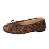 Zapatos bajos simples 2026 para uso en exteriores, mocasines ligeros, nuevo estilo primavera-verano con lazo delicado, suela plana para ir al trabajo