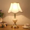 Abajur estilo chinês, luminária de cabeceira para quarto, estilo americano simples retrô, dote de casamento para noiva, luminária de metal festiva para quarto de casamento, duradoura