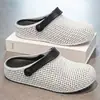Sandálias perfuradas com textura 3D para homens, chinelos casuais respiráveis para o verão ao ar livre, resistentes à água, resistentes ao desgaste, antiderrapantes, sandálias de praia