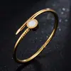 Pulsera de Acero Inoxidable Moda Europea y Americana Sensación de Alta Gama Estilo Ins para Mujer Oro Real de 18K Patrón Romano Piedra Redonda Clavo Pulsera de Acero de Titanio