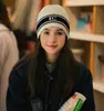 Chapéu de Tricô Preto e Branco com Letra Estilo Reba Coreano para Mulheres no Outono e Inverno, Chapéu Versátil para o Frio, Pequeno Chapéu de Lã para Manter o Aquecimento