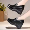 Mocassins Femininos com Salto Anabela e Solado Grosso 2026 Outono Slip-On Estilo Britânico Sapatos Pequenos de Couro Solado Macio Antiderrapante Sapatos para Mãe