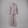 Pijama de Cardigan de Satén con Estampado de Leopardo de Nuevo Estilo Europeo y Americano 2026 para Mujer, Ropa de Casa Suelta y Cómoda de Seda Helada