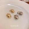 Aretes simples de gancho redondo de metal con cuentas, diseño de moda Dongdaemun de Corea del Sur, aretes de hebilla para la oreja, aretes de estilo frío para mujer