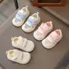 Zapatos de caminar huecos para bebé niño 2025 verano nuevo estilo para niña, zapatos de malla finos para niños, zapatos para bebé con suela suave