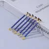 Chaveiro artesanal com nó de diamante em corda trançada e espiral aberta, com fivela de anel finamente tecida, para pendurar em bolsas.