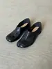 Zapatos de estilo coreano de nicho con puntera dividida para mujer, con parte superior de piel de vaca, tacones gruesos y un diseño versátil que se puede usar como mocasines casuales o zapatos planos retro.