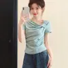 Camiseta de Verão Plus Size com Ombro Assimétrico e Manga Curta para Mulheres 2026 Novo Estilo Slim Fit Valoriza Mulheres Curvilíneas Top que Esconde a Barriga