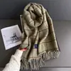 2025 Nuevo Otoño e Invierno Estilo Coreano Cuadros Bufanda Cálida Chal para Mujer Versátil Ropa de Trabajo Borla Arena Fina Bufanda de Imitación Cachemir
