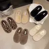 Sapatos quentinhos de sola baixa peludos femininos, novidade 2026 outono e inverno para uso externo, slip-on, preguiçosos, bico fechado, pantufas de algodão