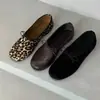 Sapatilhas femininas de pele de carneiro com estampa de leopardo, bico redondo e laço, sapatos baixos femininos estilo balé com bico fino, novos mocassins femininos 2026