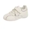Zapatillas de mujer de diseño único con suela gruesa, nuevo modelo otoño 2026, estilo universitario, zapatos blancos versátiles que combinan con faldas, antideslizantes