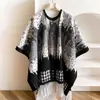 Novo Xale Manto Estilo Europeu e Americano para Viagem, Manto Grande para Usar por Cima, Estilo Popular de Influenciador, Cachecol Quente de Faux Cashmere