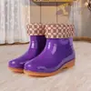 Botas de chuva curtas femininas para quatro estações, galochas adultas com forro de pelúcia, sapatos impermeáveis estilosos, sapatos de borracha antiderrapantes femininos, sapatos baixos de sola reta para atividades ao ar livre