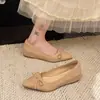 Elegantes zapatos planos para mujer de punta fina, estilo suave y boca poco profunda, colección otoño 2026, estilo francés, con tacón oculto para mayor altura, adecuados para ir al trabajo y la oficina.