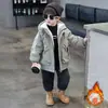 Jaqueta de Veludo Plus para Meninos Outono e Inverno 2026 Nova Estilosa Casaco de Algodão Engrossado Infantil Menino Bebê Bonito Parka