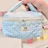 Bolsa de Maquiagem Acolchoada Portátil Ins com Estampa Xadrez Floral e Fechamento em Zíper para Produtos de Skincare em Várias Cores