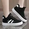 28329 Tênis brancos de cano alto forrados com fleece para o inverno, sapatos esportivos estudantis estilo coreano, sapatos femininos de cadarço quentes para o dia a dia com bico redondo