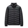 Chamarra ligera de plumas con cuello alto para hombre para otoño e invierno, con 90% de plumón de pato blanco, ofreciendo una capa exterior ligera y cálida, adecuada para ir al trabajo, y disponible en varios colores
