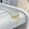 Anel Quadrado Floral Fashionable de Luxo Leve com Videira de Cubo de Açúcar Envolvida e Zircônia Inlaid para Mulheres Design de Nicho Joias de Alta Qualidade