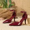 Nos Pés & Apaixonada Sapatos de Salto Alto Vazados de Uma Alça Versáteis para Primavera e Verão para Mulheres com Saltos Agulha e Sandálias de Bico Fino