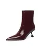 Botas femininas de couro envernizado de cano curto e corte justo, com bico fino, zíper lateral e um design moderno, perfeitas para o outono. Disponível no tamanho 40