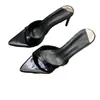 Sandálias de salto alto bico fino com abertura nos dedos, novo modelo 2026 para mulheres, sandálias de verão stiletto slip-on de verniz sexy pretas para uso externo