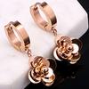 Pendientes coreanos de acero y titanio en oro rosa para mujer, con galvanoplastia y conservación del color, de plata S925, con forma de rosa y aguja, sencillos y elegantes.