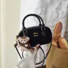 Bolso de mano de alta gama estilo miu 2026 bolso nuevo bolso con charm de oso moda para mujer bolso versátil de un solo hombro cruzado
