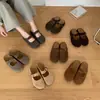 Sandálias casuais femininas com sola grossa, estilo slip-on, com biqueira fechada, apresentando cabedal em couro, adequadas para o outono de 2026, feitas com um material versátil de borracha e microfibra.
