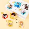 Llaveros acrílicos personalizados, con diseños de caricaturas y anime, logotipos, escudos escolares y pequeños colgantes; también disponible como regalos de aniversario escolar