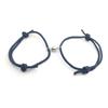Un par de pulseras tejidas ajustables con imán y costuras para novios (hombre y mujer)