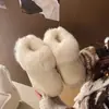 Chinelos forrados com fleece, de sola grossa, quentes e estilosos para o inverno, chinelos mule femininos, estilo slip-on, confortáveis e fáceis de usar