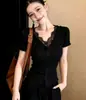 Top de Punto con Encaje Patchwork y Cuello en V Estilo Puro Deseo para Mujer, Nuevo Modelo de Verano con Diseño Ceñido a la Cintura, Blusa Elegante y Adelgazante de Manga Corta