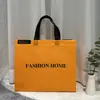 Bolsa Tote de Tecido Não Tecido com Urso de Desenho Animado Feita Sob Medida com Acabamento de Alta Qualidade para Lojas de Roupas Infantis, Sacolas para Roupas, Sacolas de Presente para Compras, Feita Sob Medida com Seu Próprio Design