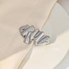 Broche Plissado de Anjinho Criativo Europeu e Americano Luxo Leve Alto Senso Simples Brilhante Estilo Metálico Broche de Roupa da Moda