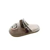 Pantuflas peludas para usar al aire libre 2026 pantuflas de algodón con forma de corazón para mujer con diseño de punta cerrada nuevo estilo para uso en casa suela suave con cordones para otoño e invierno base plana