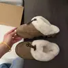 Pantuflas de algodón para usar en exteriores, cálidas en la cabeza, estilo pollito amarillo retro 2026 modernas pantuflas peludas nuevas casuales con costuras versátil bolsa
