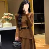 Roupas Novas Outono e Inverno 2025, Conjunto de Duas Peças Vestido de Tricô com Gola Redonda Estilo Hepburn Pequeno Fragrante Francês para Mulheres