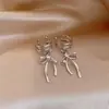 Pendientes Trenzados con Lazo Estilo Metal Europeo y Americano, Sensación de Lujo Ligero y Gama Alta, Clips para Orejas Únicos, Accesorios para Orejas Minimalistas de Nicho