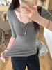 En stock y listo para enviarCamiseta de cuello en V abotonada estilo francés para mujer, top de verano de manga media, corte ajustado y que realza la figura