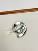 Broche de Coração Fotossensível com Design de Nicho Broche de Lapela Geométrico Simples Europeu e Americano Acessórios de Luxo Acessível de Alta Qualidade para Mulheres