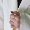 Anel de Aço Titânio Levemente Luxuoso Estilo Coreano para Mulheres, Design Único, Minimalista, Cravejado com Diamantes, Vazado, Acessório de Moda Tendência para Influenciadores Ins