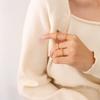Anillo de lujo ligero y sencillo de nicho con diseño de moda japonesa y coreana, anillo femenino de acero inoxidable chapado en oro de 18 quilates, venta al por mayor de fábrica femenina.