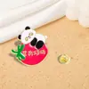 Broche Panda Fofo Desenho Animado Estilo Chinês Insígnia Animal para Bolsa Acessórios de Decoração para Roupas Broche de Pin com Corrente de Panda Gigante